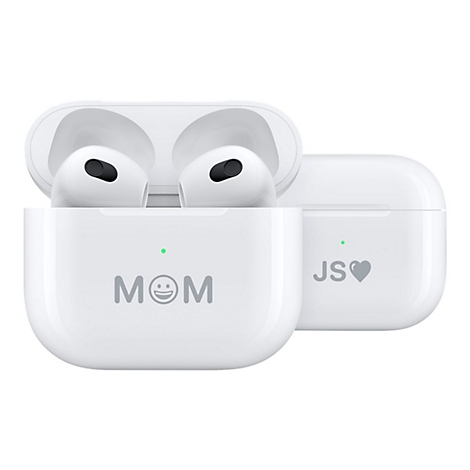 Zwei weiße Ladecases für In-Ear-Kopfhörer vor weißem Hintergrund. Eines trägt die Gravur MOM mit Smiley, das andere JS mit Herz.