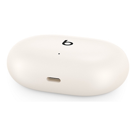 Étui de chargement pour écouteurs beige avec logo Beats et port de chargement.