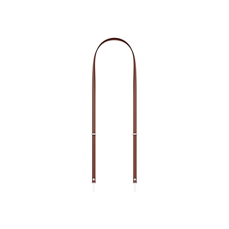 Sangle d'appareil photo marron avec fixations métalliques. La sangle a une forme rectangulaire et est centrée sur un fond blanc.