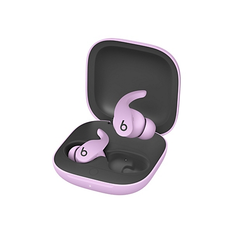 Helllila kabellose Kopfhörer in einem offenen Ladecase. Beide Teile liegen in der dunklen Mulde, der Deckel ist nach oben geklappt. Auf einem der Kopfhörer ist die Zahl 6 zu sehen.