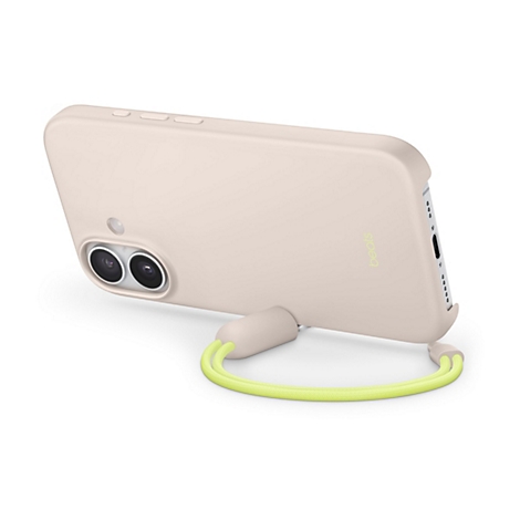 Beige Handyhülle mit gelber Kordel, von der Seite, auf weißem Grund. Die Kamera ist sichtbar.