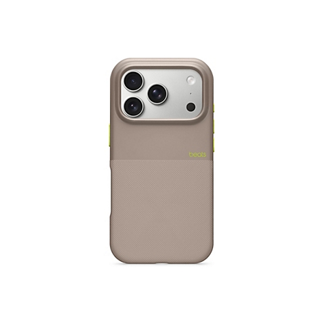 Beige Handyhülle für ein Smartphone, mit drei Kameraobjektiven. Das beats-Logo ist rechts unten zu sehen.
