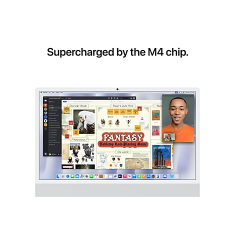 Ein MacBook-Display zeigt eine Videokonferenz und ein Rollenspiel-Interface. Der Mann im Vordergrund trägt ein orangefarbenes Hemd und lächelt. Auf dem Bildschirm sind eine Rollenspiel-Oberfläche und eine Minikonferenz zu sehen.