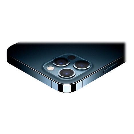 Nahaufnahme eines blauen iPhones mit drei Kameras, Blitzlicht und abgerundeten Ecken.