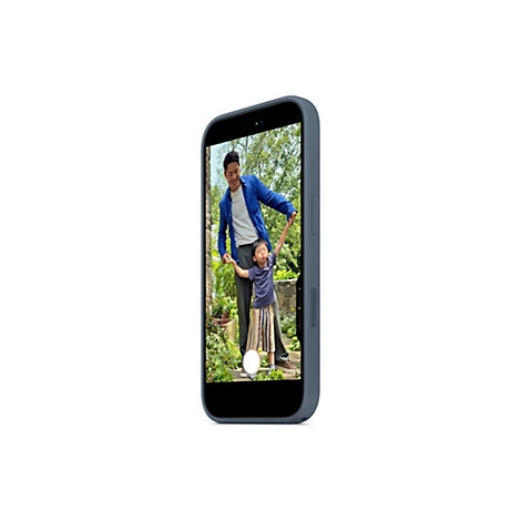 Un smartphone affiche une photo d'un père et d'un enfant dans un jardin. Le père tient la main de l'enfant.