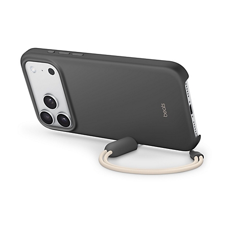 Gros plan sur un étui de téléphone Beats noir avec une sangle beige. Le module de caméra, la sangle et le nom de la marque sont affichés.