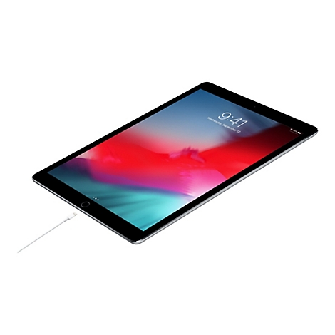 Ein schwarzes Tablet in Schrägansicht mit weißem Ladekabel vor weißem Hintergrund.