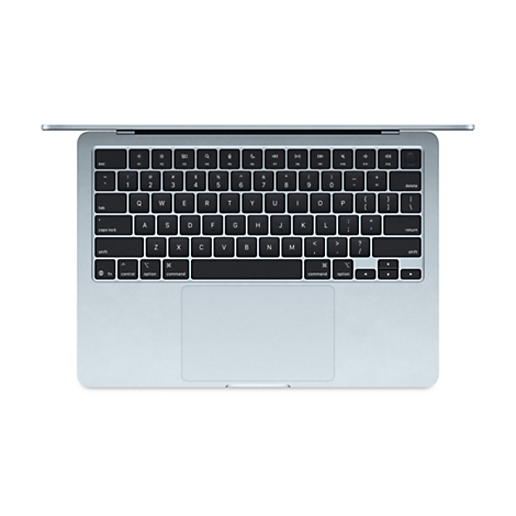 Draufsicht auf eine silberne Laptop-Tastatur mit schwarzen Tasten. Alle Tasten sind beschriftet, einschließlich Buchstaben, Zahlen und Sonderzeichen.