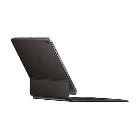 Dunkelgraues iPad mit Tastatur-Case, Apple Logo. Der Bildschirm ist leicht geöffnet. Auf weißem Hintergrund.