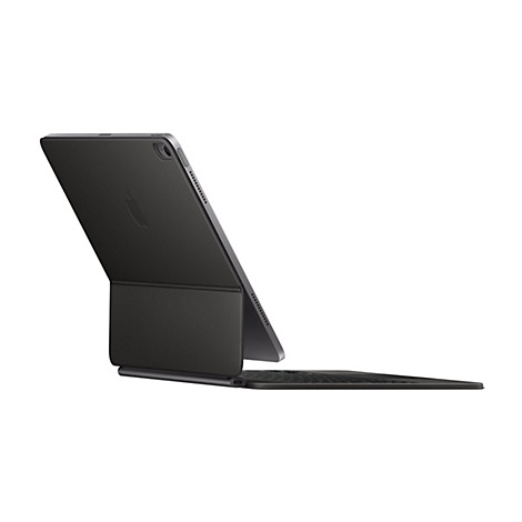Ein schwarzes iPad mit angeschlossener Tastatur, leicht angewinkelt, vor weißem Hintergrund. Das Apple Logo ist sichtbar.