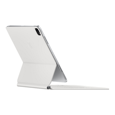 Ein weiÃŸes iPad Pro steht auf einer Tastatur. Es ist leicht geneigt und zeigt das Apple-Logo.