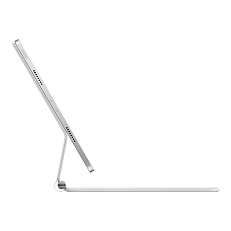 Silbernes iPad mit Tastatur, leicht geneigt dargestellt.