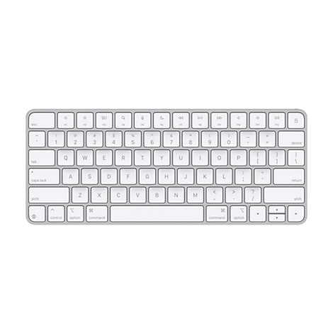Draufsicht auf eine silberne Apple-Tastatur auf weißem Hintergrund. Die Tasten sind hellgrau und die Beschriftung schwarz.