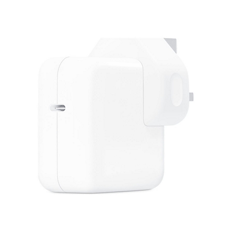 Weißes USB-C Netzteil mit Steckdosenadapter vor weißem Hintergrund.