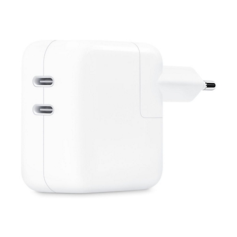 Weißes Netzteil mit zwei USB-C-Anschlüssen und Eurostecker. Der Stecker ist rechts angebracht, die Anschlüsse befinden sich links.
