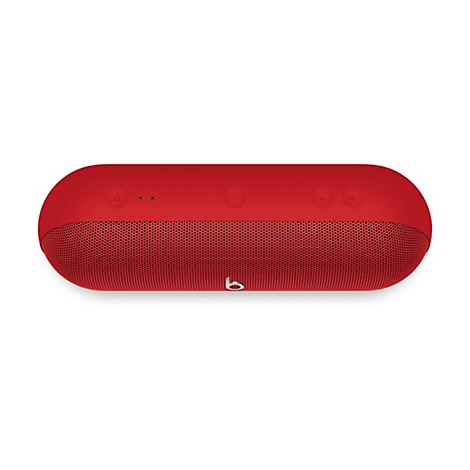 Haut-parleur rouge et oblong avec une façade perforée et des commandes sur le dessus. Le logo Beats est visible.