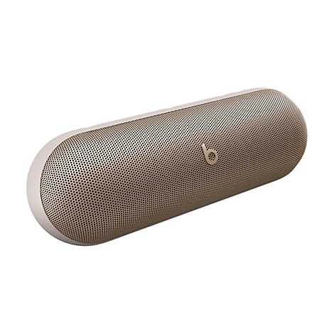 Haut-parleur Beats Pill+ doré sur fond blanc. La forme est oblongue-ovale avec des extrémités arrondies. La surface est perforée de petits trous, avec un logo "b".