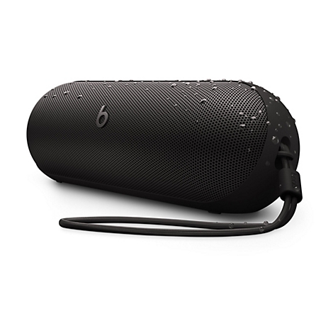 Haut-parleur Beats noir avec effets d'eau. Le logo Beats, la sangle de transport et les gouttelettes d'eau sont visibles.