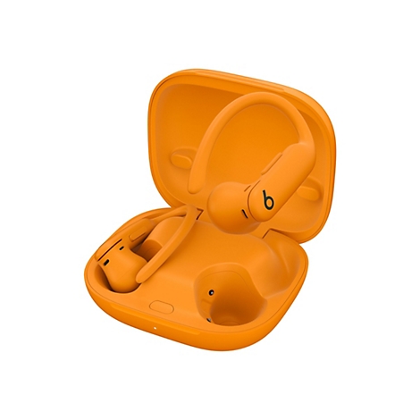Leuchtend orangefarbenes Beats Powerbeats Pro Ladecase, offen mit einem Kopfhörer darin und einem davor schwebend.