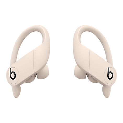 Zwei cremefarbene Beats Powerbeats Pro Ohrhörer auf weißem Hintergrund. Jedes hat ein „b“ Logo.