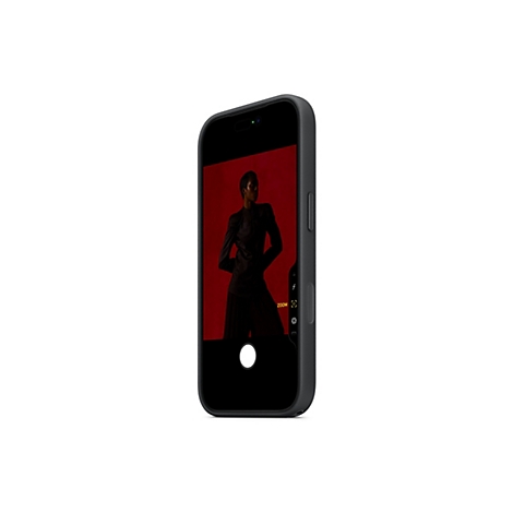 Smartphone zeigt eine Person vor rotem Hintergrund. Schwarze Handyhülle umgibt das Gerät. Auf dem Display ist ein Model in dunkler Kleidung zu sehen.