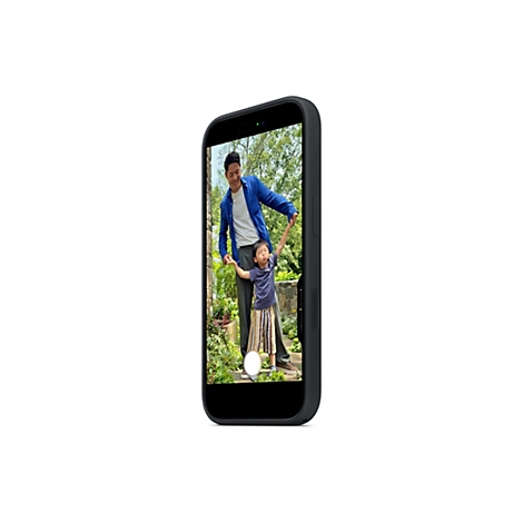 Ein Smartphone zeigt ein Foto eines Vaters, der seinen Sohn an den Händen hält, im Garten. Der Junge wirkt unglücklich.