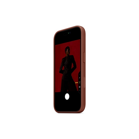 Ein braunes Handy hält das Bild einer Frau, die in einem schwarzen Ensemble vor rotem Hintergrund posiert. Der Telefonrahmen ist ebenfalls braun.