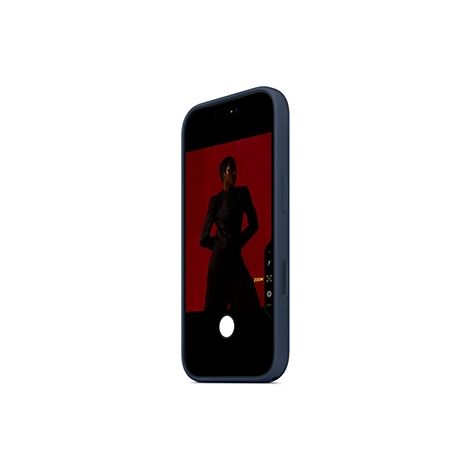 Ein Handy mit einer Hülle in Blau. Auf dem Display ist eine Person vor rotem Hintergrund zu sehen.