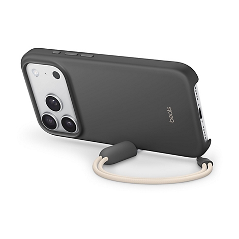 Ein schwarzes iPhone-Case mit beigem Band, das an der Ecke befestigt ist. Auf der Rückseite steht in Gold „beats".