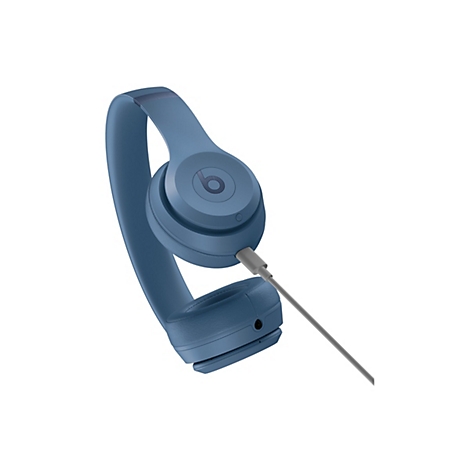 Casque bleu avec un câble et le logo Beats sur fond blanc.