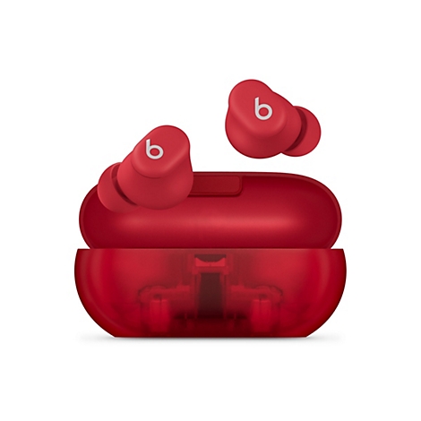 Écouteurs Beats Studio rouges, étui de chargement ouvert, deux écouteurs à côté. Un "b" blanc est visible sur les écouteurs et l'étui de chargement.