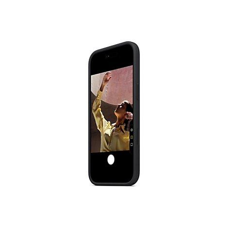 Ein schwarzes Smartphone mit einer Person im Bildschirm. Die Person trägt ein gelbes Hemd, hebt die Hand und blickt nach oben.