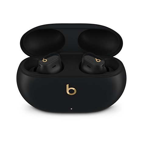 Schwarze Beats-Kopfhörer in einem schwarzen Ladecase mit goldenem Logo. Der Deckel ist geöffnet, die Ohrhörer liegen bereit.