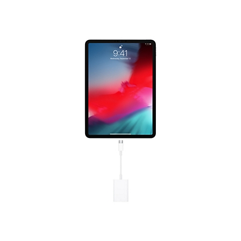 Un iPad avec un adaptateur USB-C connecté sur fond blanc. L'écran affiche l'heure 9h41, avec des nuances de rouge et de bleu en arrière-plan.