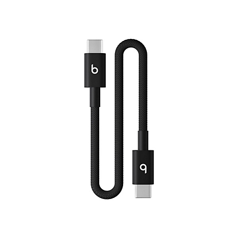 Un câble de charge noir avec un connecteur USB-C aux deux extrémités. Les lettres "b" et "q" sont visibles sur les blocs noirs.