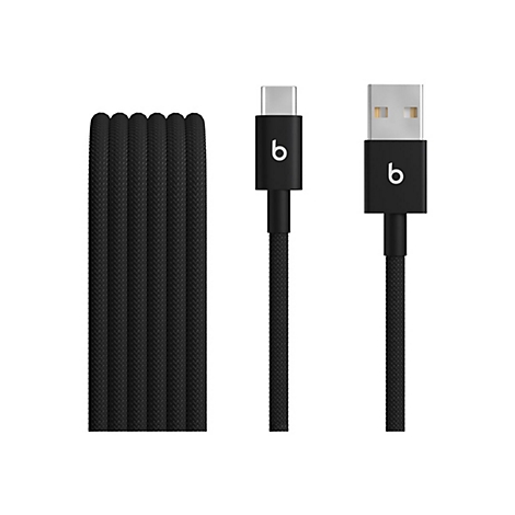 Schwarzes USB-C- zu USB-A-Ladekabel, geflochten. Auf den Steckern ist das Beats-Logo.