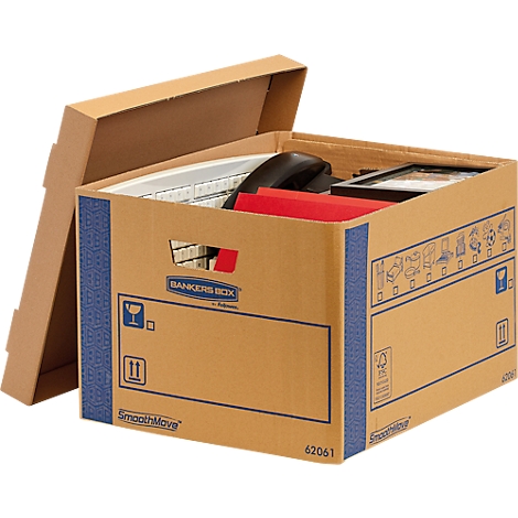 Offener Karton mit Büroartikeln. Deckel daneben, Kartonaufschrift: „Bankers Box“.