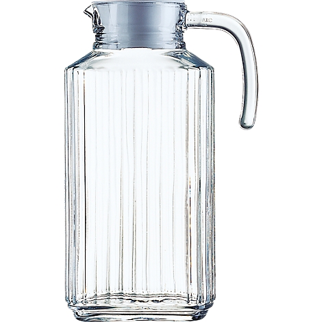 Carafe en verre transparent, côtelé, avec couvercle et anse.