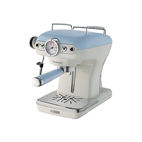 Hellblaue und cremefarbene Retro-Espressomaschine von Ariete vor weißem Hintergrund.