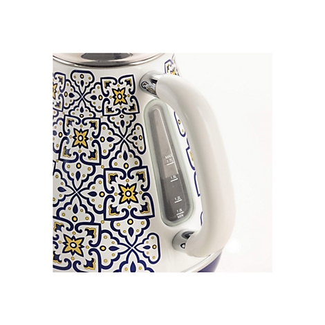 Detailansicht eines Wasserkochers mit blau-gelbem Ornamentmuster und Wasserstandsanzeige.