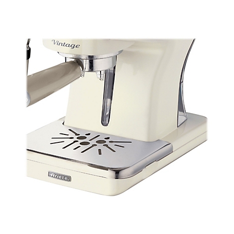 Nahaufnahme einer cremefarbenen Ariete Espressomaschine mit verchromtem Abtropfgitter und Vintage-Schriftzug.