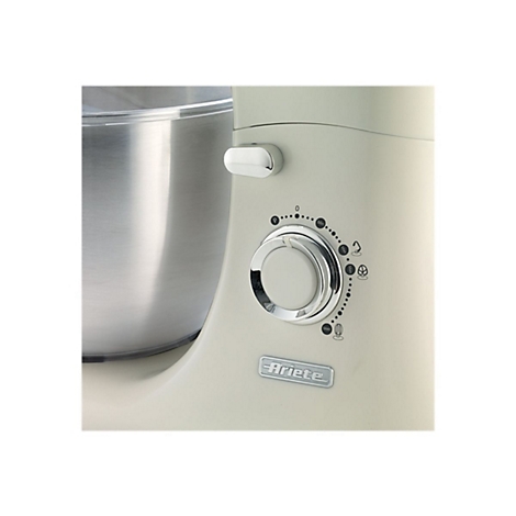 Nahaufnahme des Geschwindigkeitsreglers einer cremefarbenen Ariete Küchenmaschine mit Edelstahlschüssel.