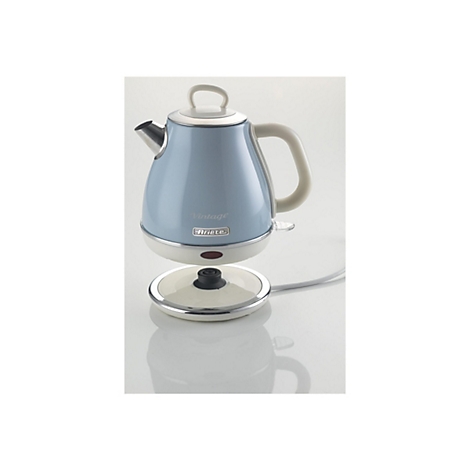 Hellblauer Wasserkocher im Vintage-Design mit beigem Griff und Basis auf weißem Untergrund.