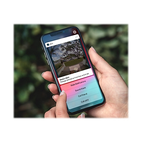 Smartphone in der Hand zeigt eine Arlo App-Benachrichtigung über ein erkanntes Paket an der Haustür.