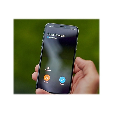 Smartphone zeigt Anruf von Arlo Videotürklingel mit Optionen zum Ablehnen oder Annehmen.