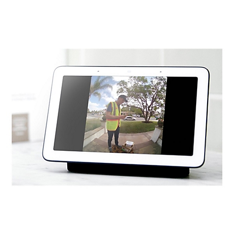 Smart-Display zeigt Live-Video eines Paketboten vor einer Haustür.
