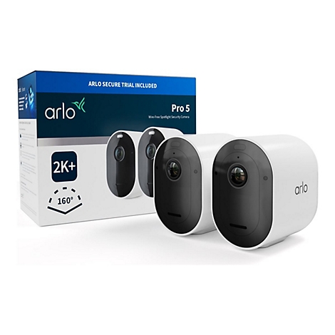 Drei weiße Arlo Pro 5 Sicherheitskameras mit einer Produktverpackung, die das 2K+- und 160°-Feld aufweist.