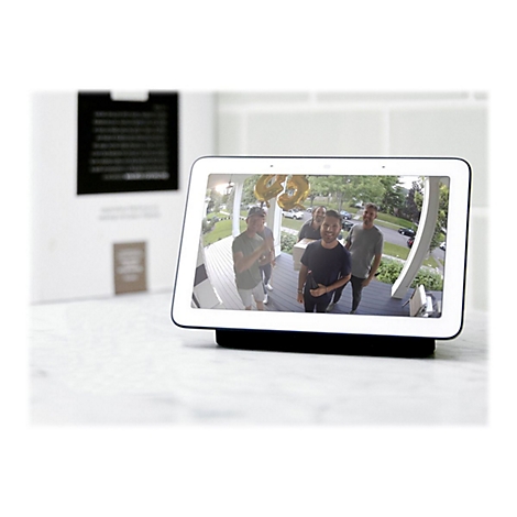 Un écran intelligent affiche un enregistrement d'amis debout devant une porte d'entrée. Le reste de l'écran est entouré d'un cadre noir.