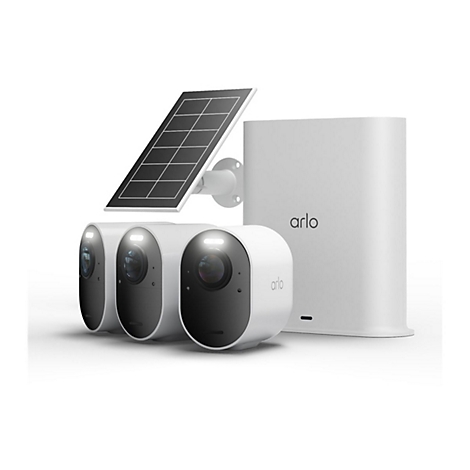 Drei weiße Arlo Überwachungskameras, eine Basisstation und ein Solarmodul vor weißem Hintergrund.