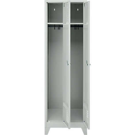 Taquilla gris claro con puertas abiertas, barra para colgar ropa y ganchos.
